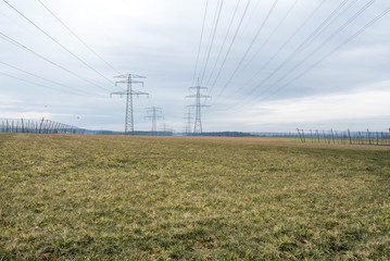 Stromleitungen über Bayerns Felder