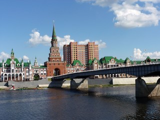 Fototapeta na wymiar Мост через реку в Йошкар-Оле