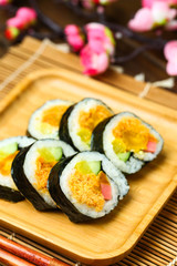 Laver rice sushi in bamboo plate