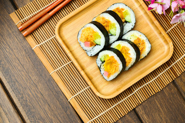 Laver rice sushi in bamboo plate