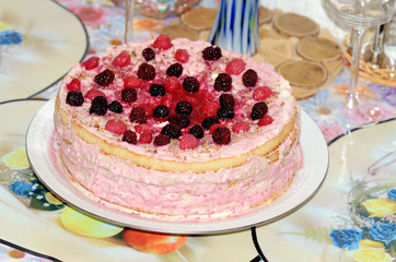Berry cake with cream.