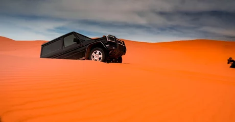 Selbstklebende Fototapeten Motorsport 4x4 Fahrzeuge und Dünen  © cineuno