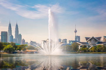 Obraz premium Fontanna w parku Kuala Lumpur