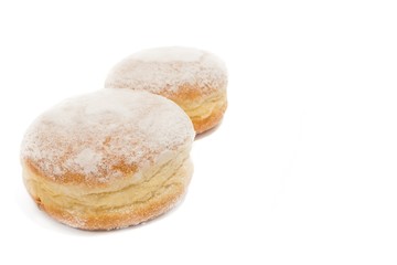 Krapfen und Faschingsdekoration auf einer Schieferplatte 