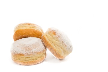 Krapfen und Faschingsdekoration auf einer Schieferplatte 