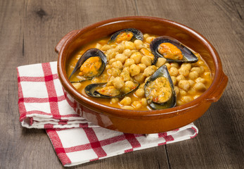 Garbanzos con marisco