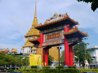 Fototapeta premium Gate of Chinatown in Bangkok
