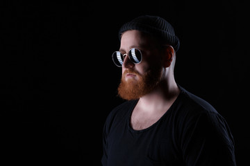 Obraz premium bearded man in sunglasses and hat