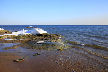 The seaside scenery is in winter