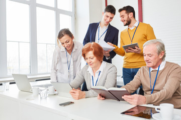 Geschäftsleute im EDV oder Computer Seminar