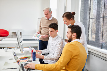 Fototapeta premium Kreative Designer in einem Meeting