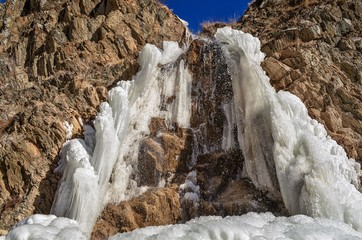 Fototapeta na wymiar Горный водопад зимой в горах