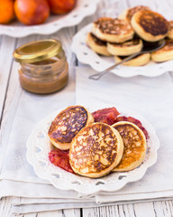 Curd cheese cakes with honey and red oranges