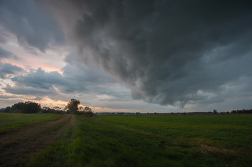 Fototapeta premium Aufziehende Regenfrond, eine dunkle Wolkenwalze am Himmel