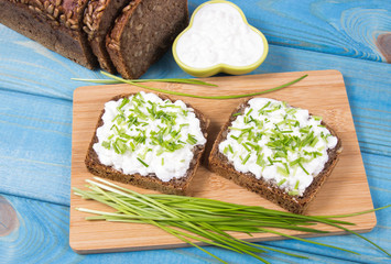 Sandwiches with cottage cheese and chives.