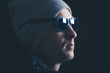 Bonnet gris et lunettes bleues © Tomfry