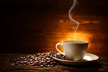 Türaufkleber Tasse Kaffee mit Rauch und Kaffeebohnen auf altem Holzhintergrund © amenic181