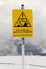 Fototapeten Hinweisschild Alpine Gefahren am Pistenrand © UbjsP