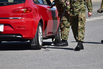 車両検査をする自衛官