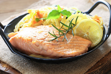 Lachsfilet angerichtet