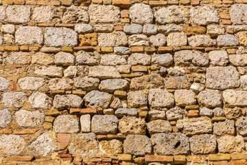 mur de pierres et de briques 