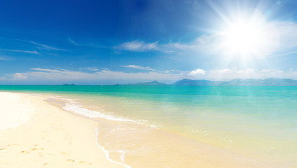 Fototapeta na wymiar Ferien, Tourismus, Urlaub, Sommer, Sonne, Strand, Auszeit, Meer, Glück, Entspannung, Meditation: Traumurlaub an einem einsamen, Karibischen Strand :)