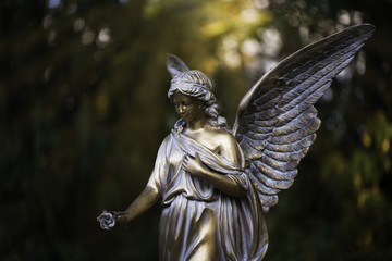 Engel aus Bronze am Friedhof, Trauerkarte