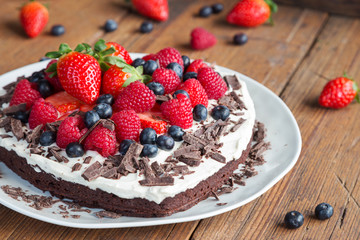 Beeren-Herz-Torte

