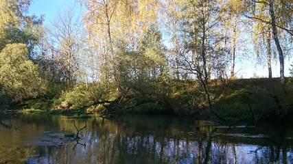 Fototapeta na wymiar Early autumn morning by a river
