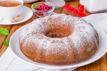 Tea cake with raspberries and caramel sauce