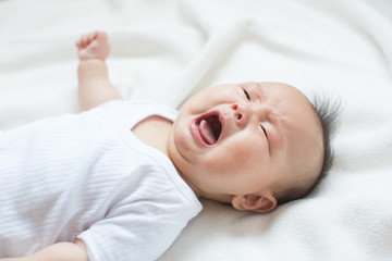 泣いている赤ちゃん