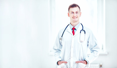 Doctor in front of a bright background, large copy-space