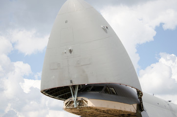 Transport aircraft with open hatch