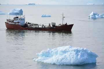 lonely red fishing boat in the disko bay - Greenland Ilulissat - ocean with icebergs - nautical vessel, marina © Friederike