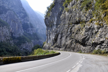 A picturesque journey along the roads of Montenegro among rocks and tunnels