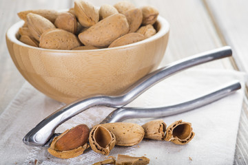 Bowl con almendras y cascanueces para cacharlas. 