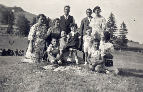 FOTO ANTICA CON GRUPPO DI UOMINI,DONNE E BAMBINI ALL'APERTO