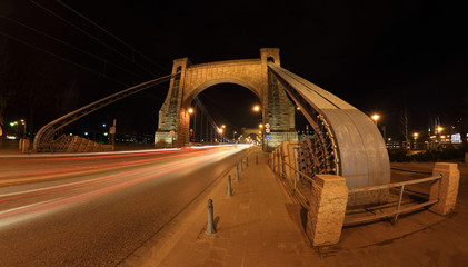 Fragment mostu Grunwaldzkiego we Wrocławiu, światła samochodów nocą.