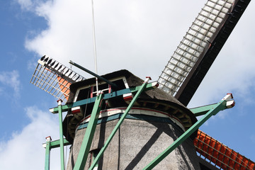 Dach einer historischen Windmühle mit Flügeln