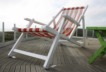 Sonnenstuhl auf Holzterrasse