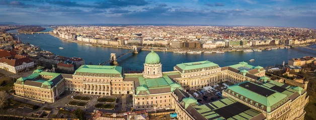 Photo sur Plexiglas Széchenyi lánchíd Budapest, Hungary - Aerial skyline view of the famous Buda Castle Royal Palace at Castle District with Szechenyi Chain Bridge and other landmarks at background. Blue sky with clouds