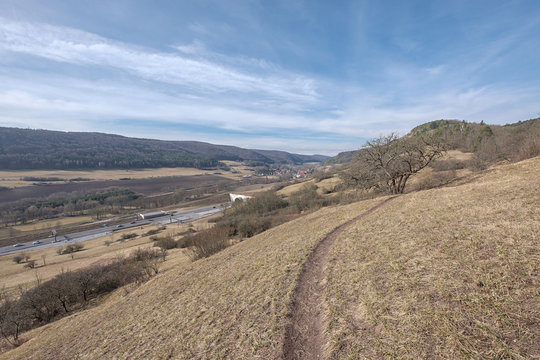 Wanderweg im Leutratal in der N&auml;he von Jena in Th&uuml;ringen