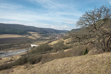 Fototapeta premium Blick in das Leutratal bei Jena in Thüringen mit dem Ostportal des Jagdbergtunnels der Autobahn A4