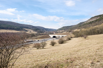 Blick in das Leutratal bei Jena in Th&uuml;ringen mit dem Ostportal des Jagdbergtunnels der Autobahn A4