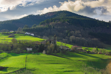 Obraz premium Typical Basque landscape, with its mountains and winter colors