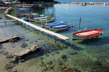 Des petits bateaux en bois sur la mer m&eacute;diterran&eacute;e au cap d'antibes 