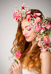 Naklejka premium woman with wearing a wreath of tulips