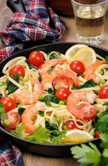 Pasta with shrimp and vegetables