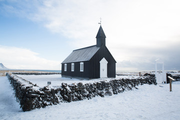 Budir kleine schwarze Holzkirche im Winter