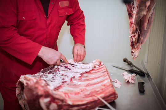 boucher d&eacute;sossant un boeuf